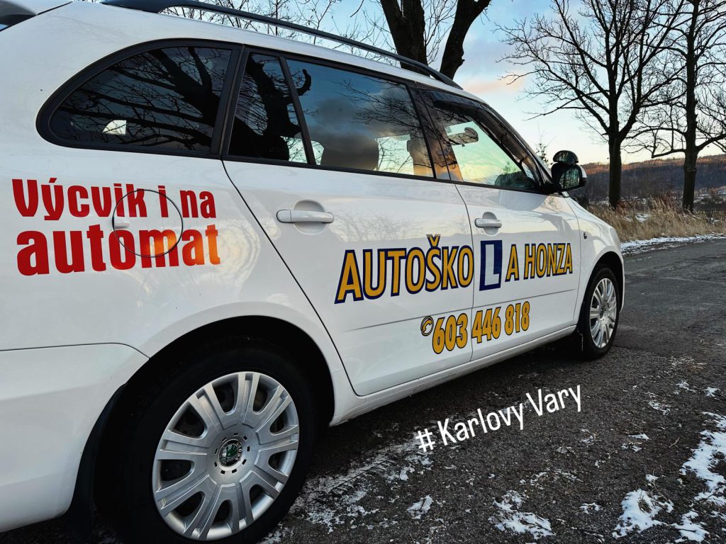 Bílý výcvikový vůz Autoškoly Honza pro jízdy s automatickou převodovkou