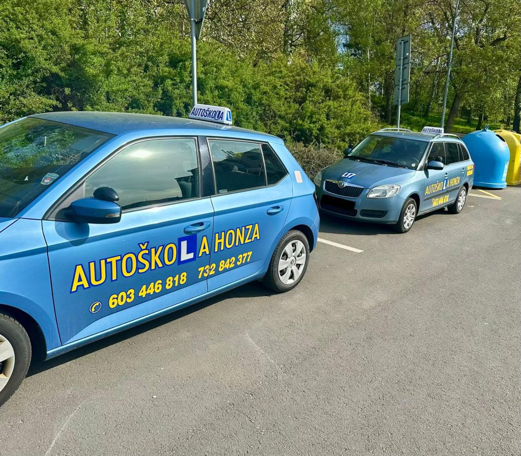 Modré výcvikové vozy Autoškoly Honza