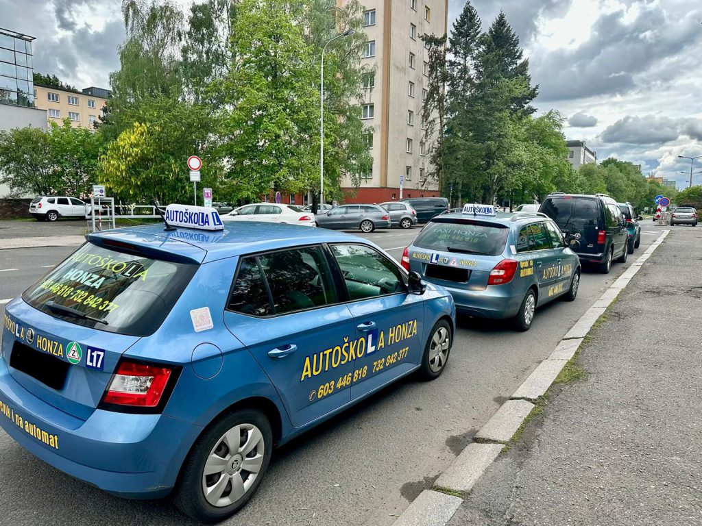 Výcvikové vozy Autoškoly Honza v městském provozu